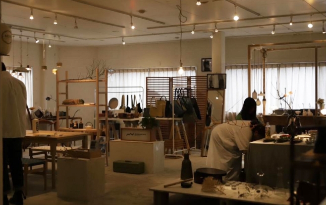 レンタルスペースに向かう階段の写真