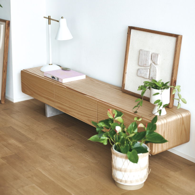 お部屋に馴染む、シンプルなテレビボードです