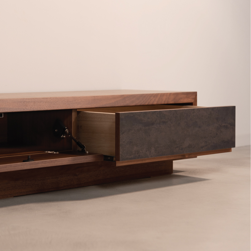 落ち着いた色味の石目調柄が木目と相性抜群