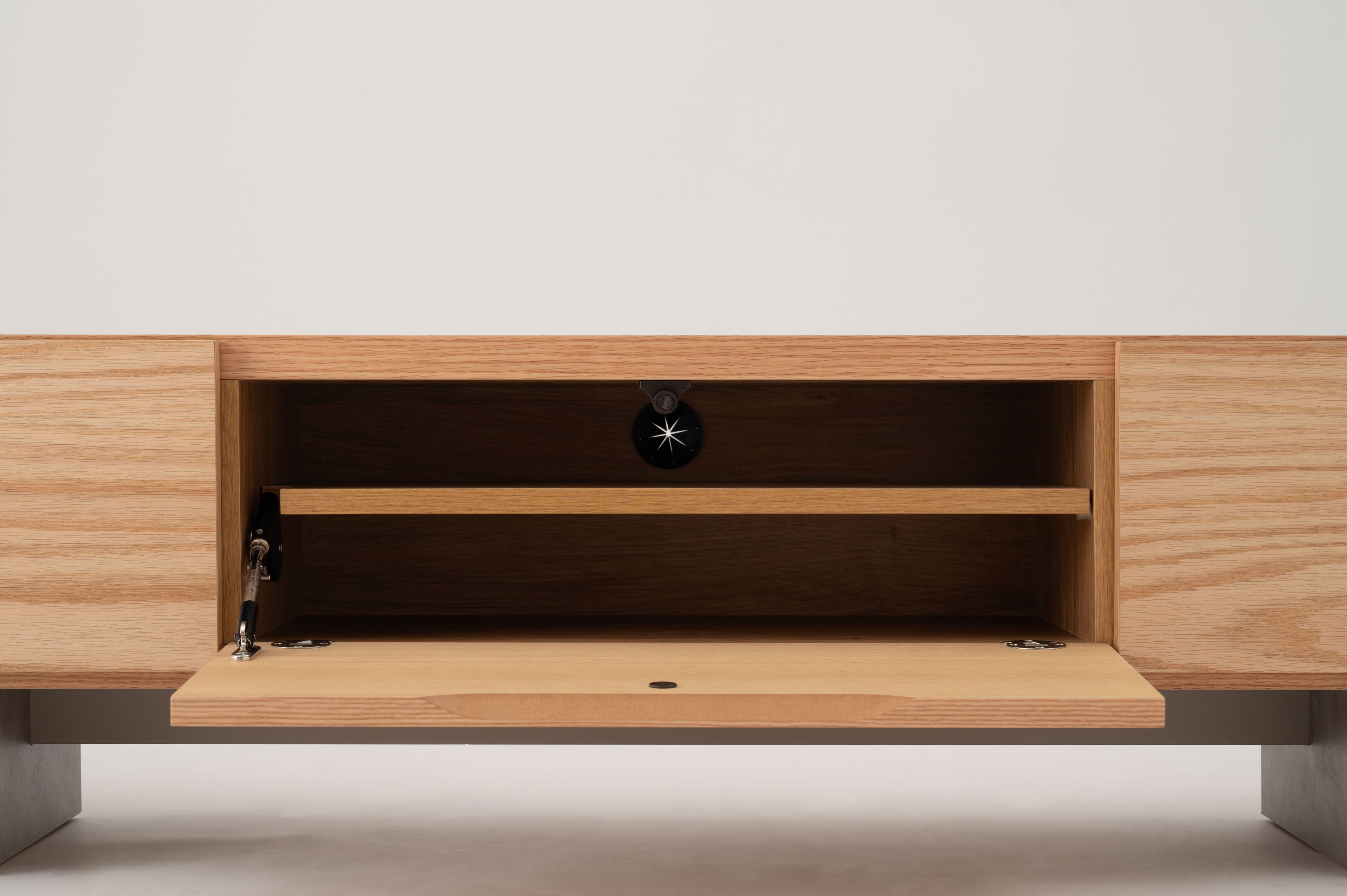 大容量の収納が可能 配線に便利なコード穴付き