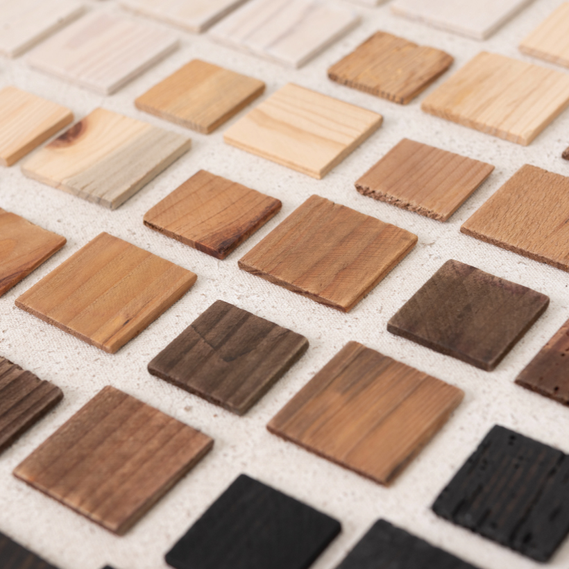 立体的に古材を貼り付けたアートです