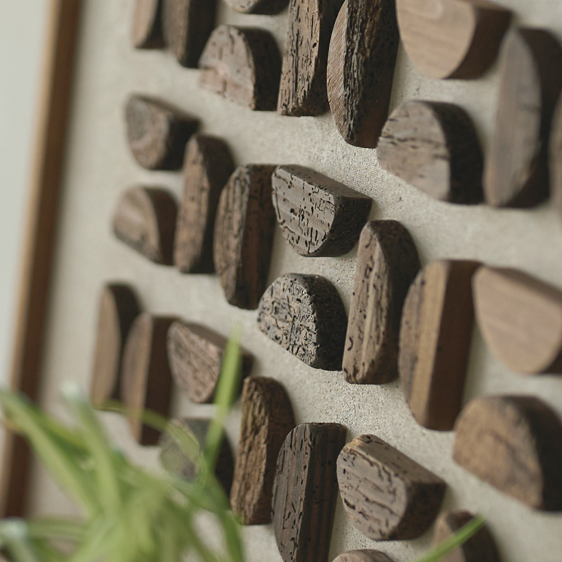 立体的に古材を貼り付けたアートです