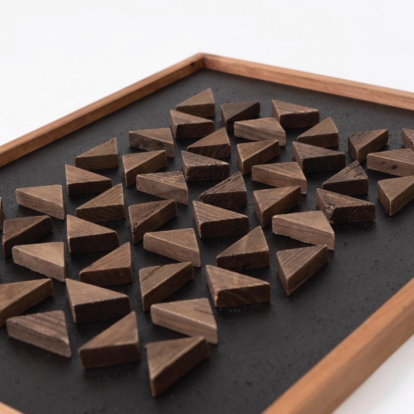 立体的に古材を貼り付けたアートです