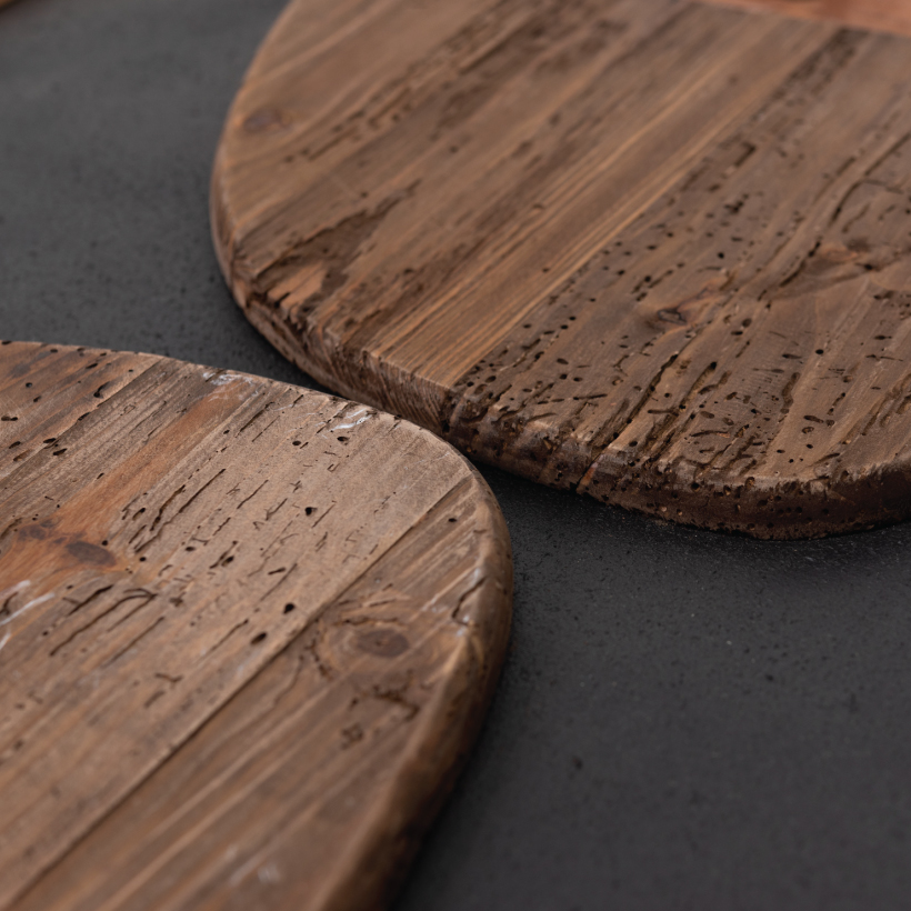 立体的に古材を貼り付けたアートです