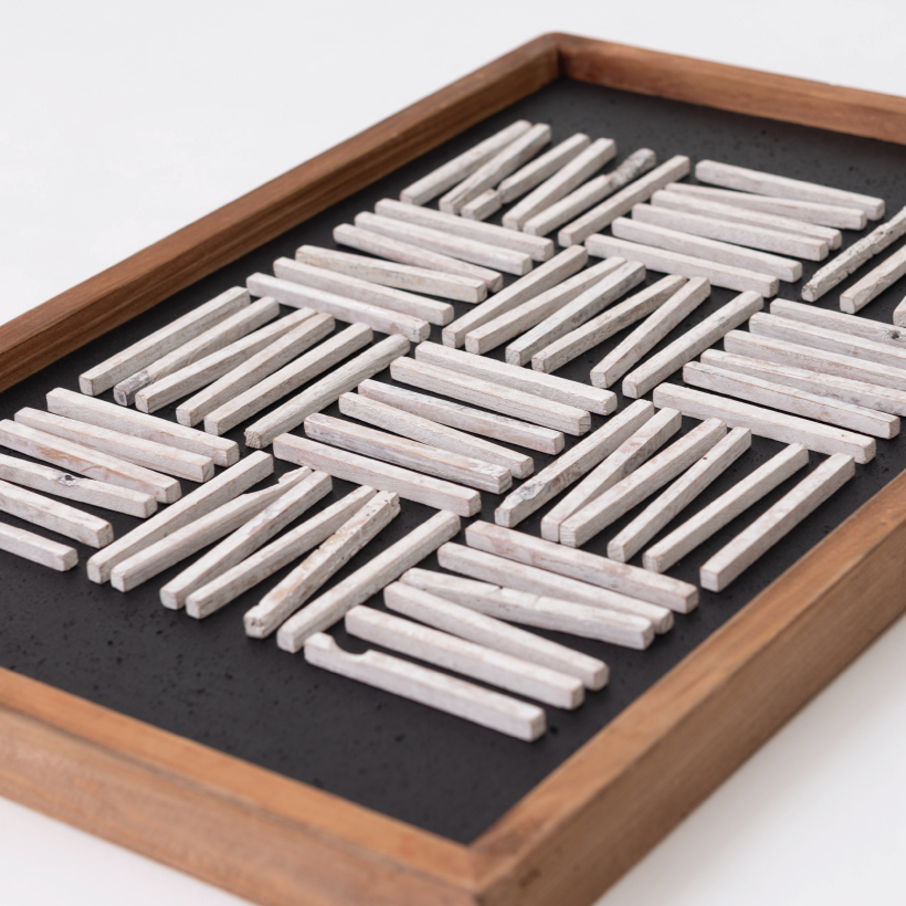 立体的に古材を貼り付けたアートです